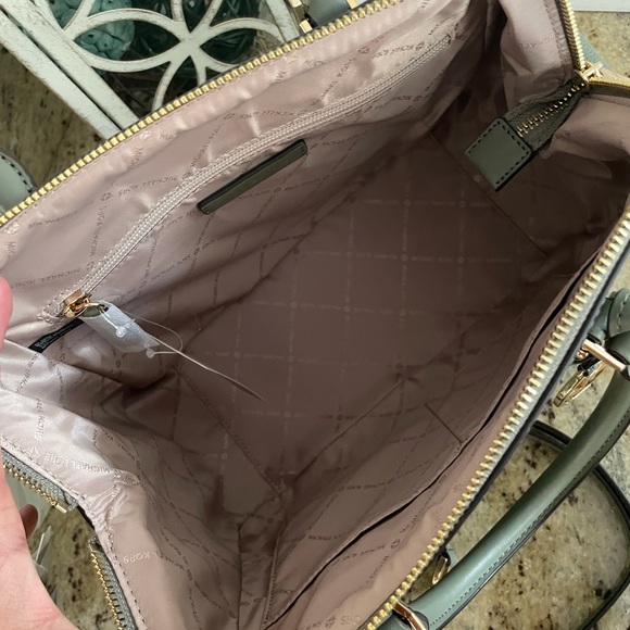 New Mk large satchel 💖 army green color - Picture 3 of 7